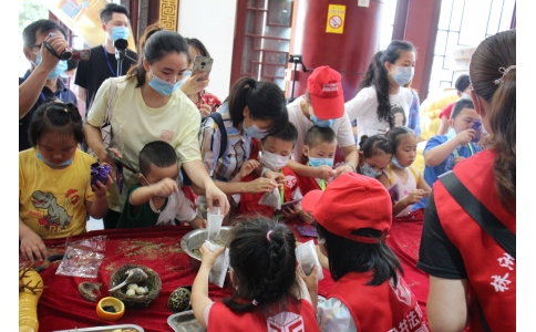 20余名小記者齊聚漢方神農(nóng)中醫(yī)館，探秘端午民俗里的中醫(yī)藥文化！