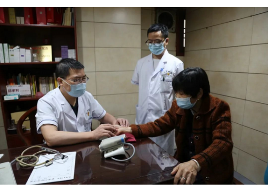 曹文新：精研數(shù)寸銀針弘仁術(shù)，擅用一雙巧手濟(jì)蒼生！
